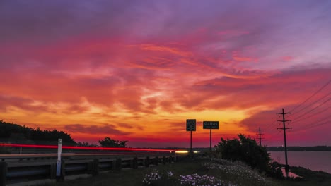 Los-Autos-Se-Acercan-A-Lo-Largo-De-La-Autopista-En-Un-Sendero-De-Luz-Borroso-Frente-Al-épico-Cielo-Del-Atardecer-En-El-Camino-A-Dallas