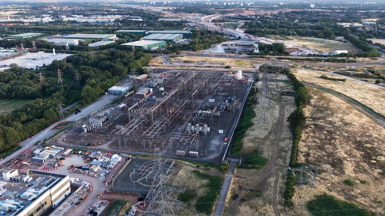 Vista aerea della sottostazione National Grid Hams Hall, che mostra l'infrastruttura di trasmissione di energia elettrica ad alta tensione, trasformatori, quadri elettrici e connessioni alla rete vicino a Birmingham