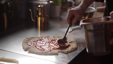 el chef preparando la pizza.