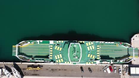 vista superior de un muelle de ferry vacío en el puerto de ploce, croacia