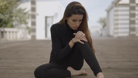 mujer sentada al aire libre