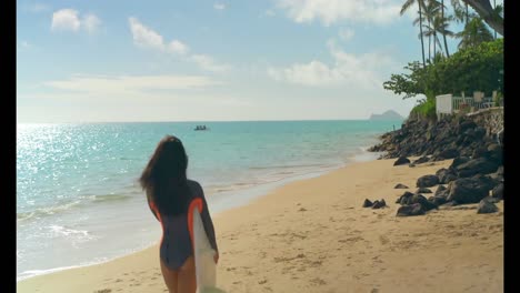 surfista caminando con una tabla de surf en la playa 4k