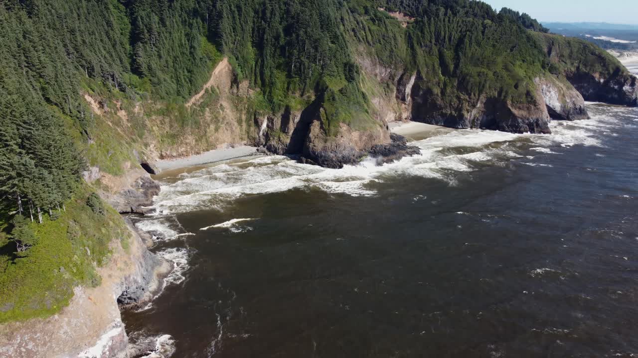 toma panorámica de drones de poderosas olas oceánicas rompiendo en los acantilados irregulares de la costa de oregon