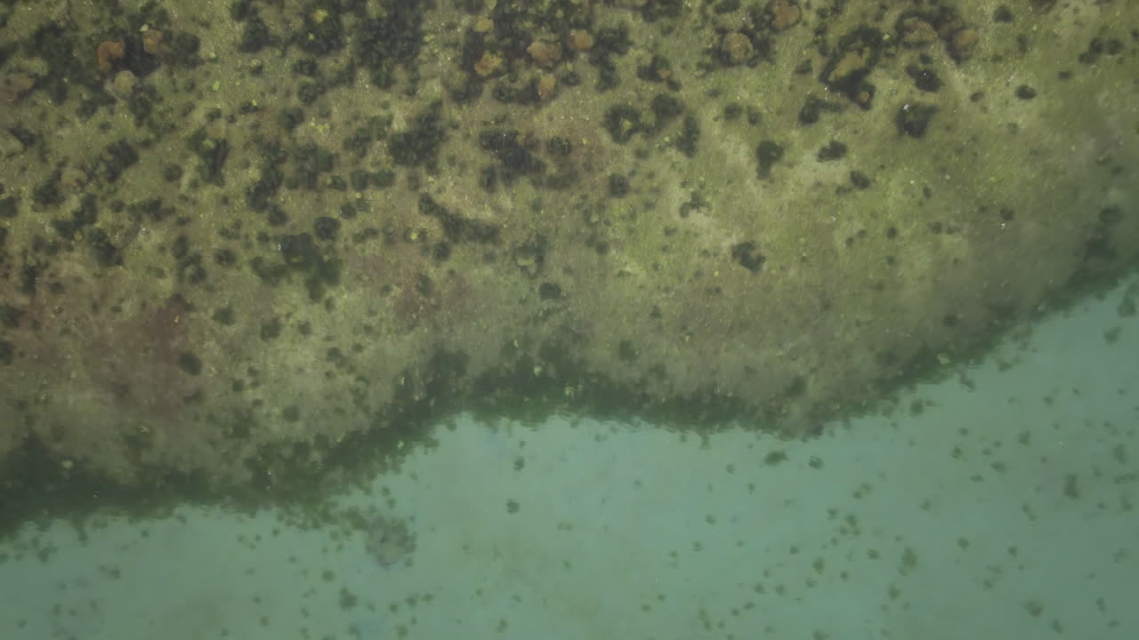 tomada aérea de un barco de apoyo en el mar tranquilo en cebu filipinas, asia