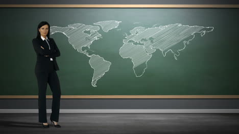 mujer de negocios de pie contra el mapa del mundo