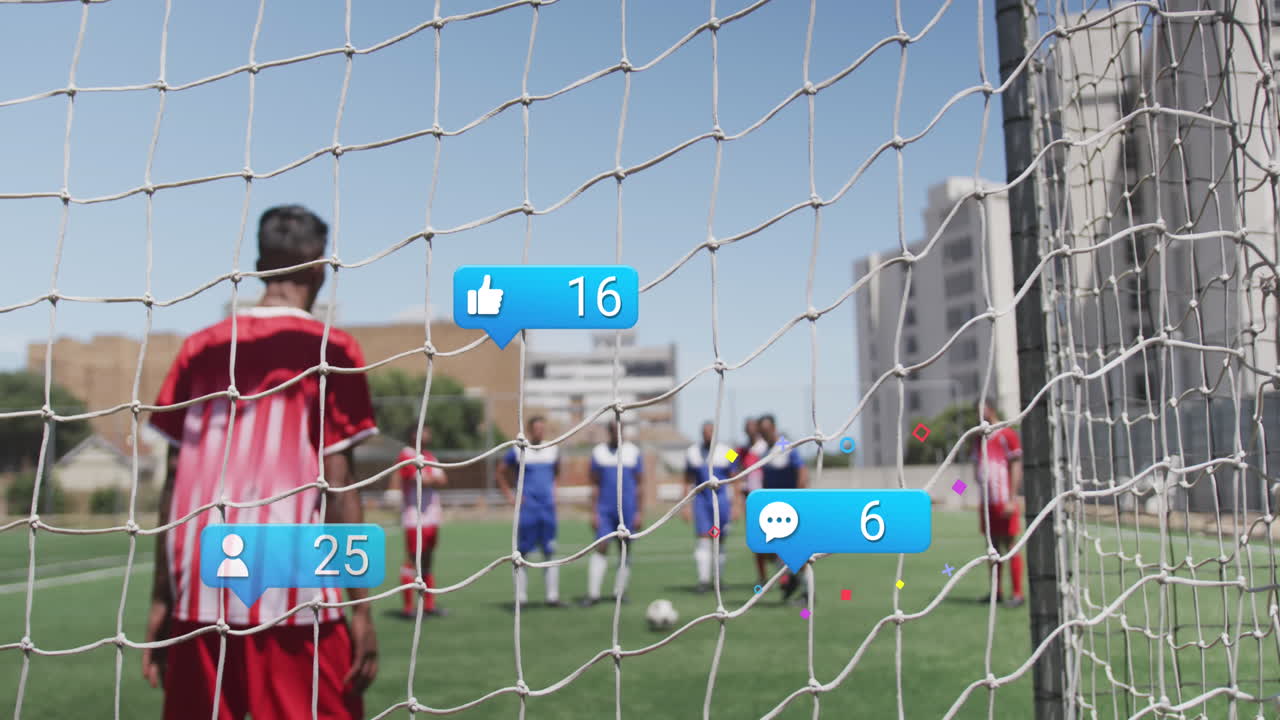 多様なサッカー選手の上に重なるソーシャルメディアのアイコン、テキスト、データ処理のアニメーション