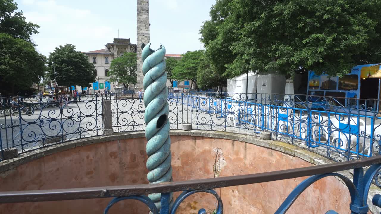 turistas que visitan el obelisco de teodosio en la plaza sultanahmet en fatih, estambul, turquía