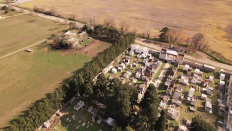 la serenidad del campo en un pequeño y tranquilo cementerio