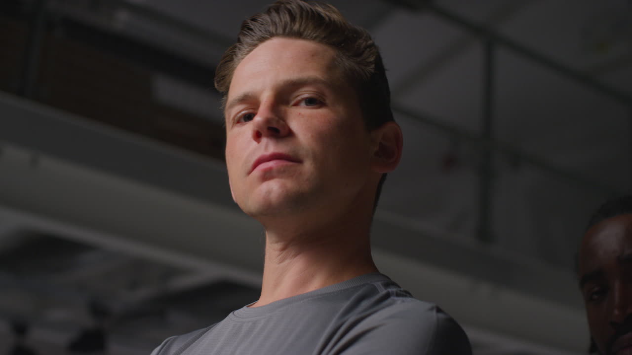 체육관에서 체육복을 입고 운동하는 남자와 여자 운동선수들의 포트레이트입니다. 체육대회를 위해 몸을 따뜻하게 하고 준비하고 있습니다.