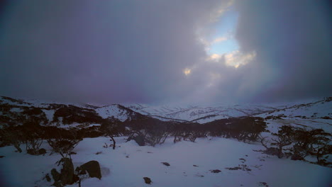 Australia-La-Nieve-Perece-Entrando-En-Las-Nubes-Rodando-En-Ventisca-Tormenta-Fría-De-Invierno-Por-Película-De-Taylor-Brant