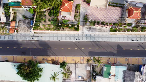 Calle-Tranquila-En-Vietnam,-Palmeras-Y-Sin-Tráfico,-Vista-De-Arriba-Hacia-Abajo,-Aérea