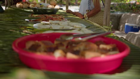 Comida-Isleña-Servida-En-Una-Mesa-Hecha-De-Bambú-Y-Cocoteros