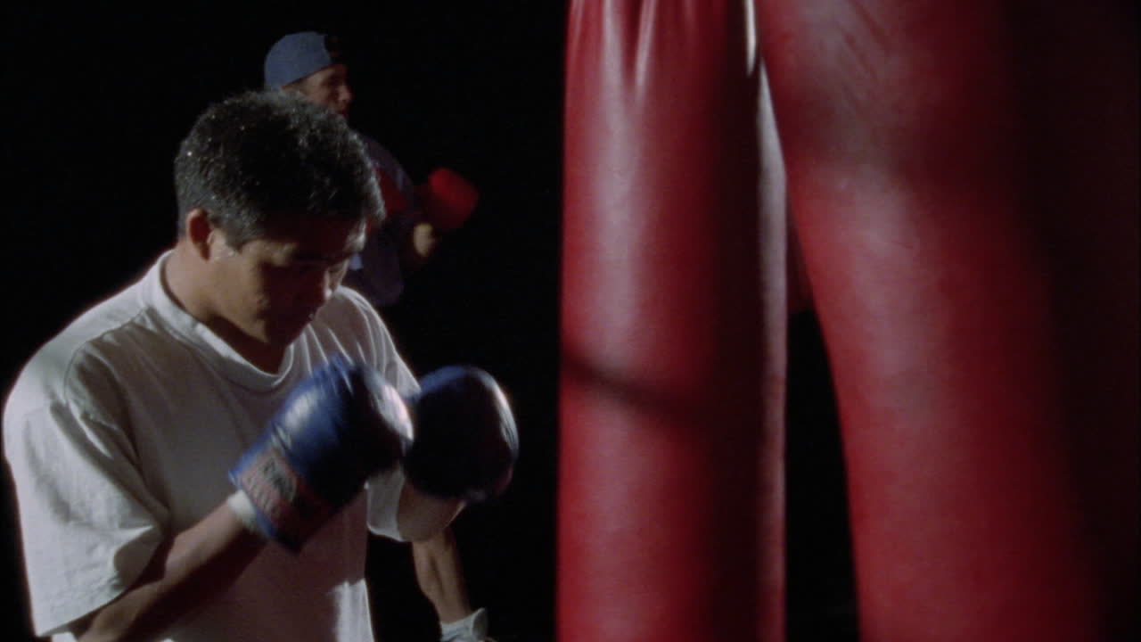 권투 선수 몇 명이 펀칭 백에서 운동합니다.