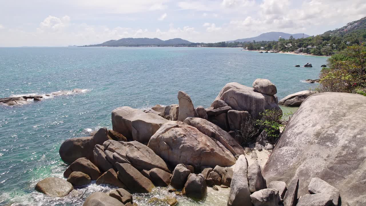 태국 코사무이에 있는 힌타힌야이 해변의 아름다운 4k 드론 영상과 독특한 암석 특징