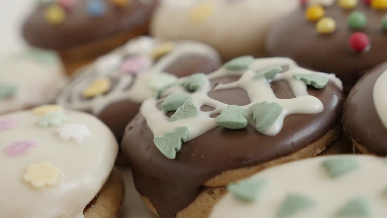 pasteles de té mezclados rellenados con mermelada en la pila 4k
