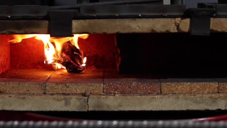 quemar fuego en el horno en el taller