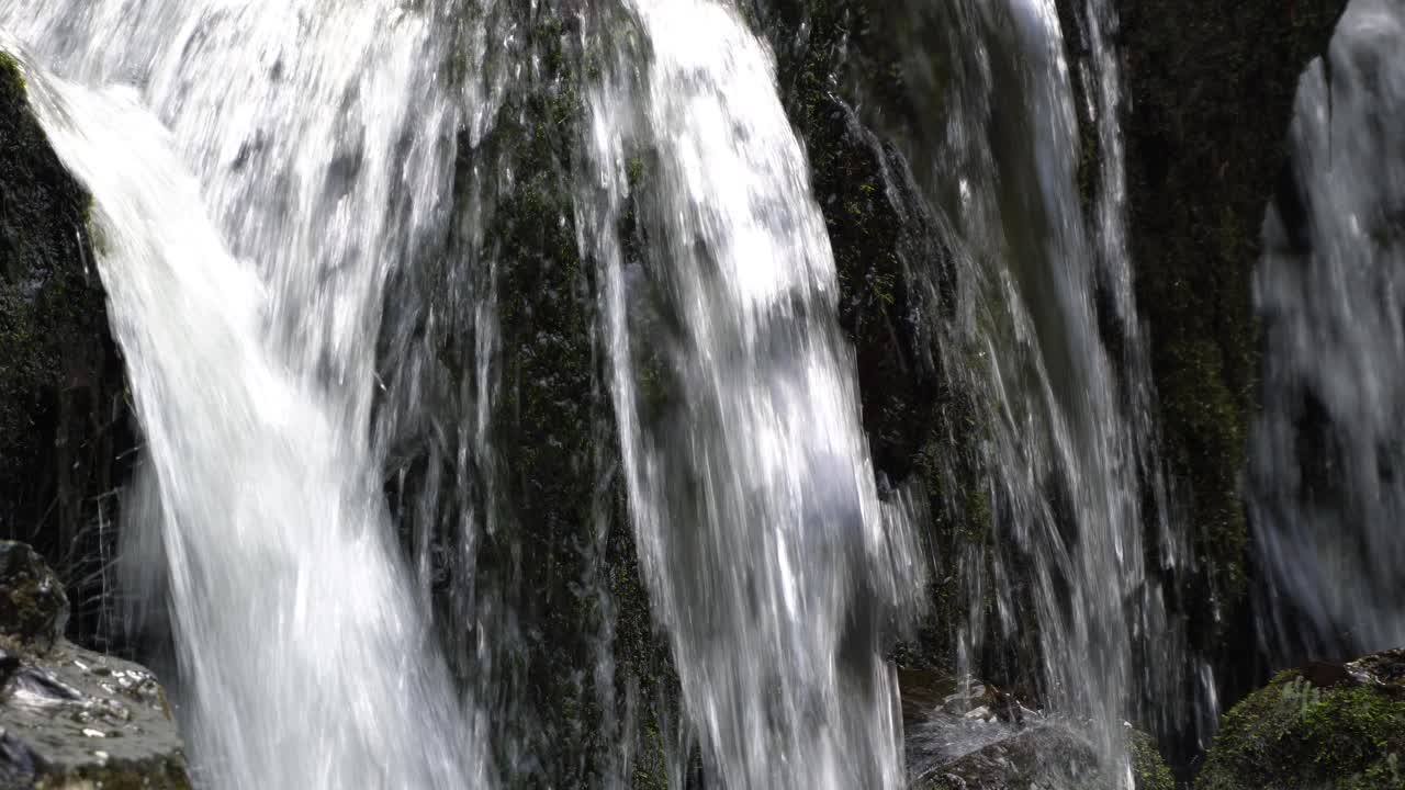 vista cercana del agua que fluye desde la cascada chute à philomène en gaspesie en quebec, canadá durante el verano
