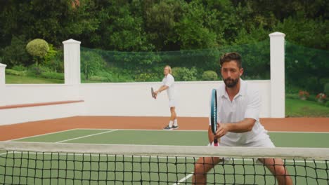 jugadores de tenis golpeando un punto