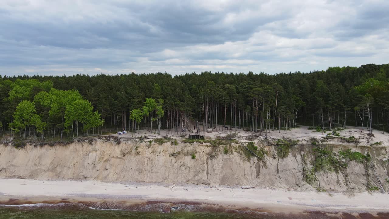 Droonikuva paljastaa dramaattisen kallion, mäntymetsän ja Baltian meren erodoituneen rantaviivan.