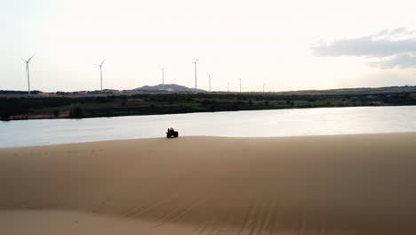 Turista-Disfruta-De-Quad-En-La-Playa-De-Arena-Del-Sur-De-Vietnam,-Mui-Ne