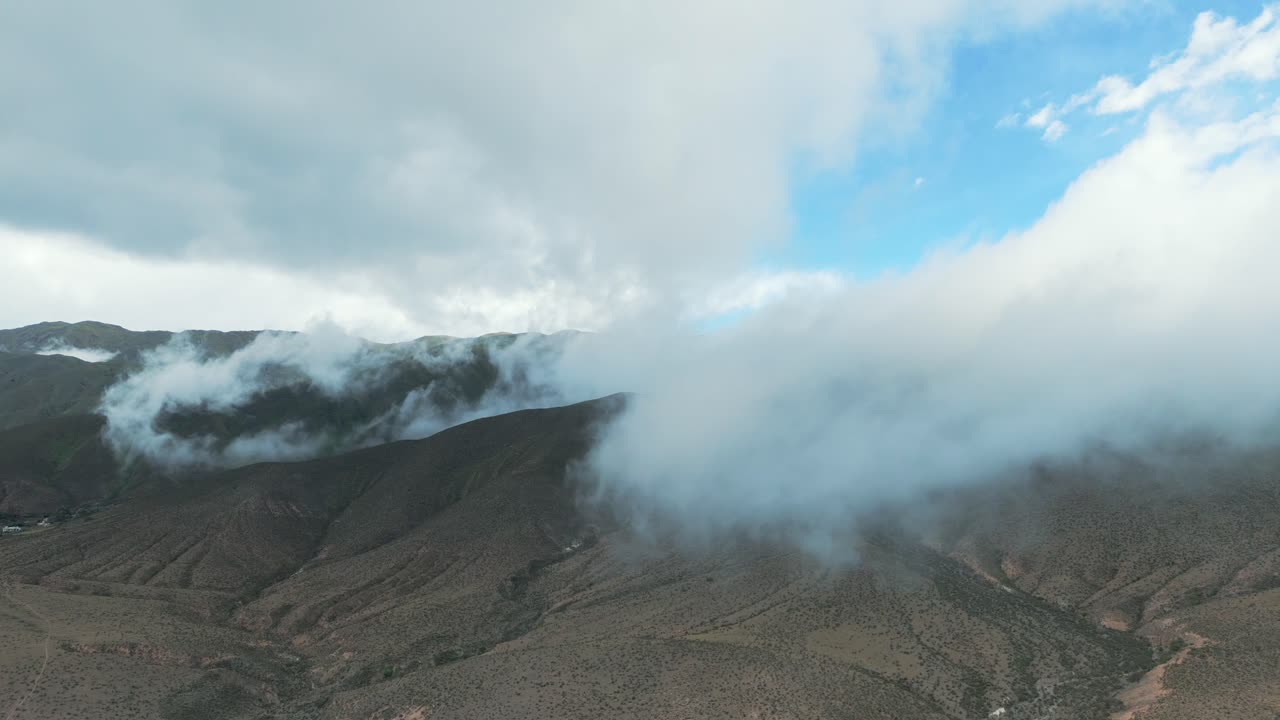 imagen de avión no tripulado de las montañas que rodean el valle de tafí con nubes bajas