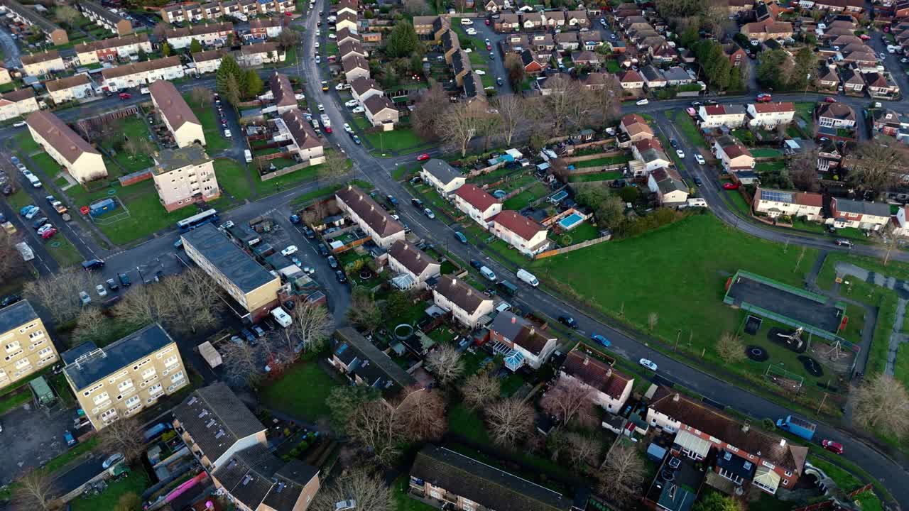 Luftaufnahme einer Landschaft mit einer Drohne über Sholing, einer Region in Southampton, England. Eine wunderschöne Vorstadt mit roten Häusern, Gärten, stark befahrenen Straßen mit Verkehr und Autos während eines wunderschönen Wintersonnenuntergangs
