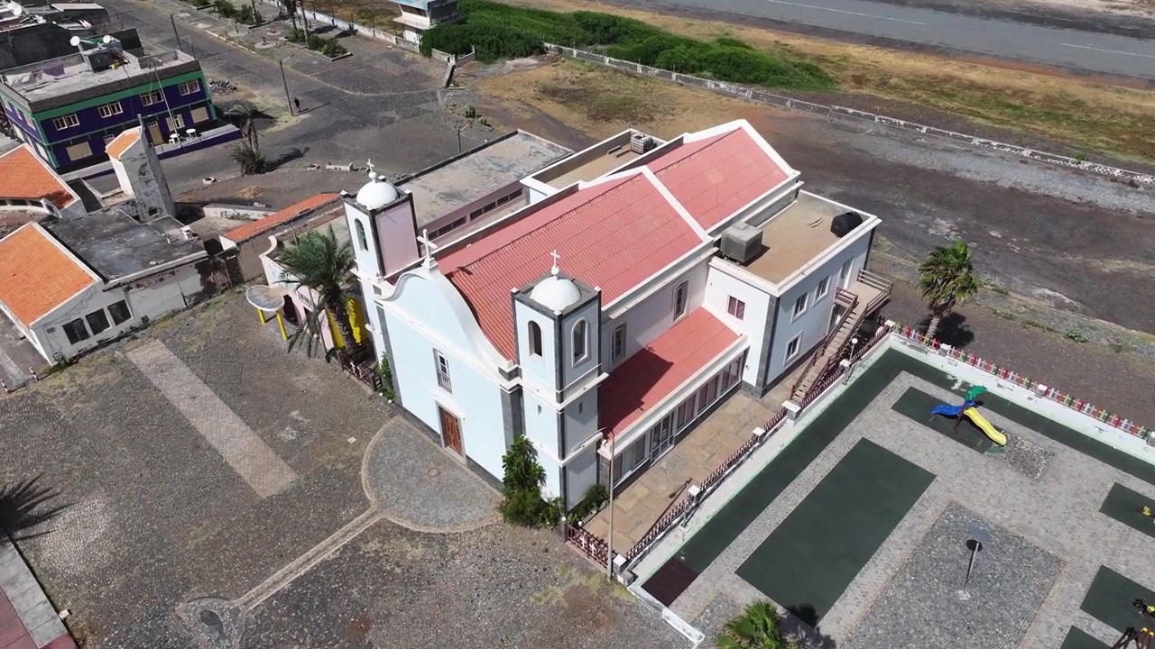 Toma de dron de la Iglesia Católica en la ciudad de Ponta do Sol, en la isla de Santo Antão, Cabo Verde.
