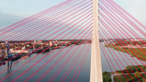 Toma-Aérea-Del-Puente-Atirantado-En-El-Río-Motława-En-Gdansk,-Polonia