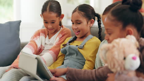 Freunde,-Kinder-Und-Tablet-Auf-Einem-Sofa