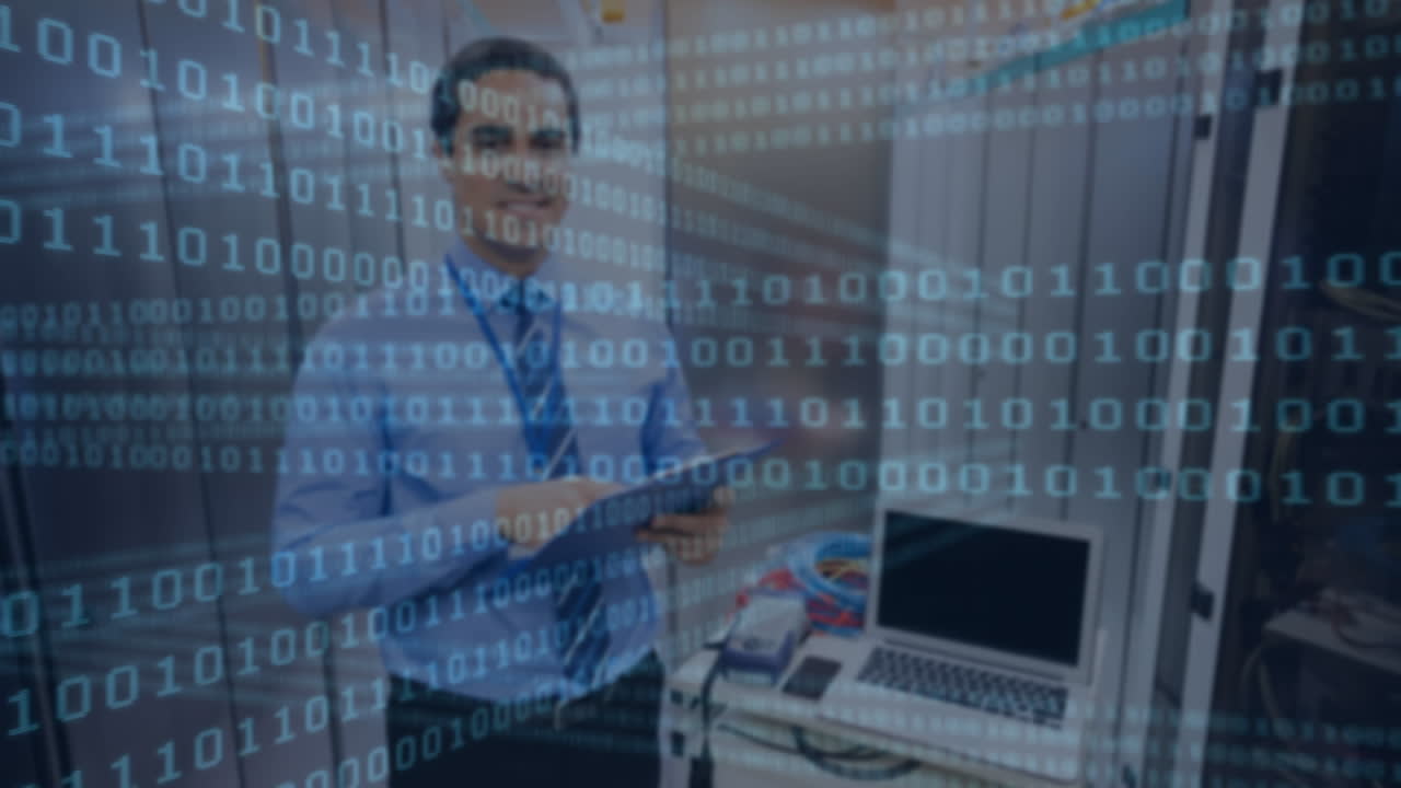 animación de codificación binaria y formas sobre hombre biracial en la sala del servidor