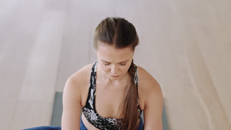 Hermosa-Mujer-De-Yoga-Ejercitando-Un-Estilo-De-Vida-Saludable-Practicando-La-Pose-De-Loto-Hacia-Adelante-Disfrutando-Del-Entrenamiento-En-El-Estudio-De-Entrenamiento-Ejercicio-De-Respiración-Consciente