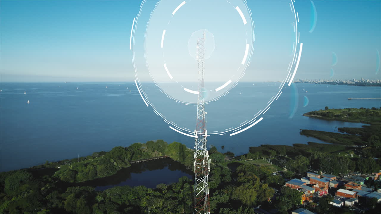 las ondas de señal de la antena de la red celular de las torres de telecomunicaciones 5g durante el sol junto al océano y la ciudad en el fondo