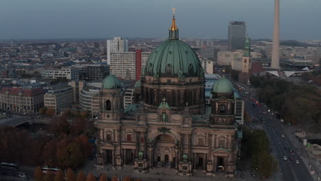 Slide-and-pan-footage-of-Berliner-Dom.-Church-with-large-dome.-Evening-traffic-in-street-leading-around.-Berlin,-Germany