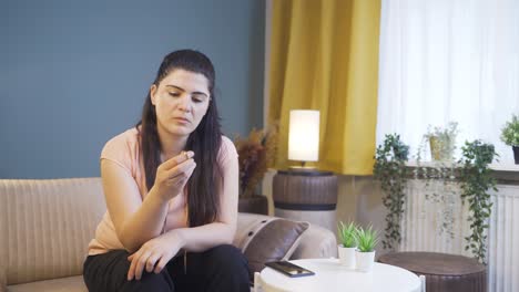 Mujer-Pensativa-Con-Un-Anillo-En-La-Mano.-Pensamiento-De-Separación.