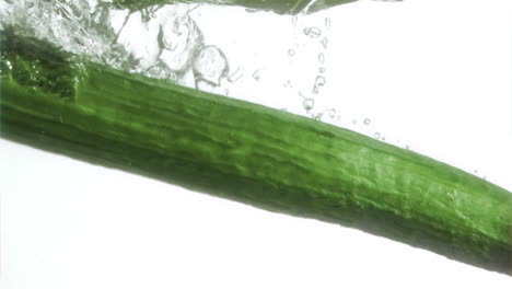 pepino en cámara súper lenta cayendo