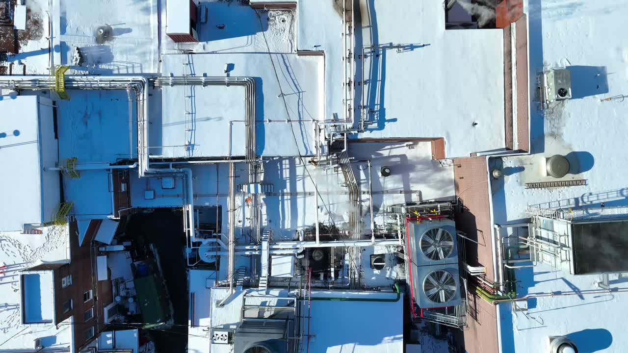 hélice, chimenea humeante y tuberías en el techo de un edificio de fábrica en américa