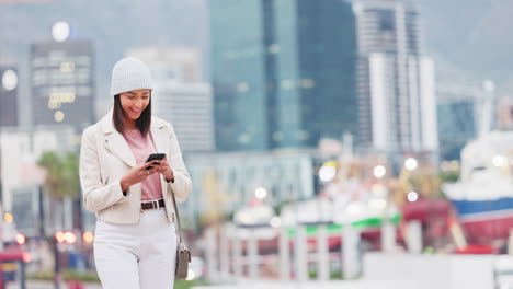 Trendy-woman-answering-her-phone-while-walking