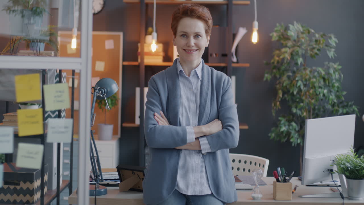 Улыбающаяся бизнесменка в современном офисе.