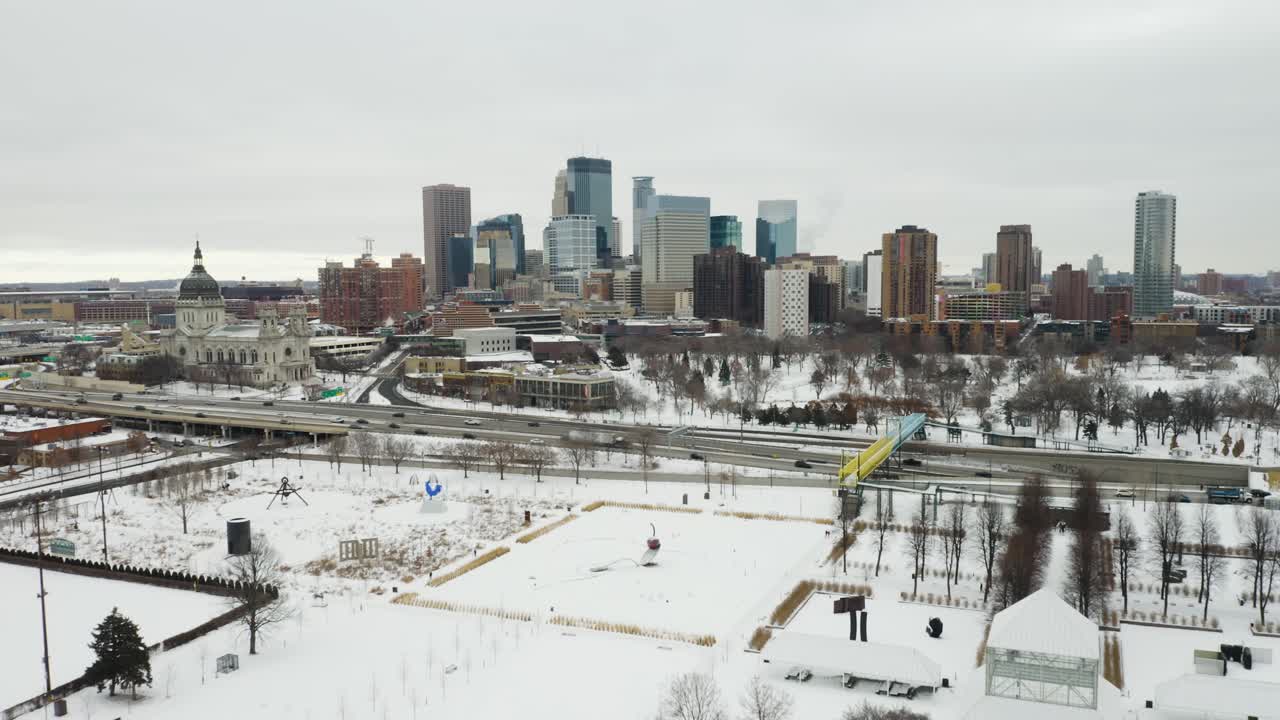 drone vuela sobre el jardín de esculturas de minnesota en un frío día de invierno