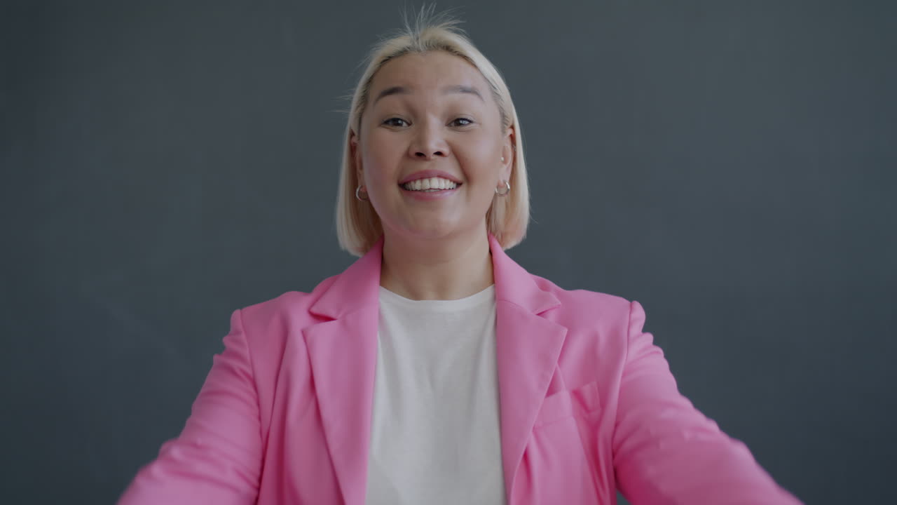 Kvinde i pink blazer