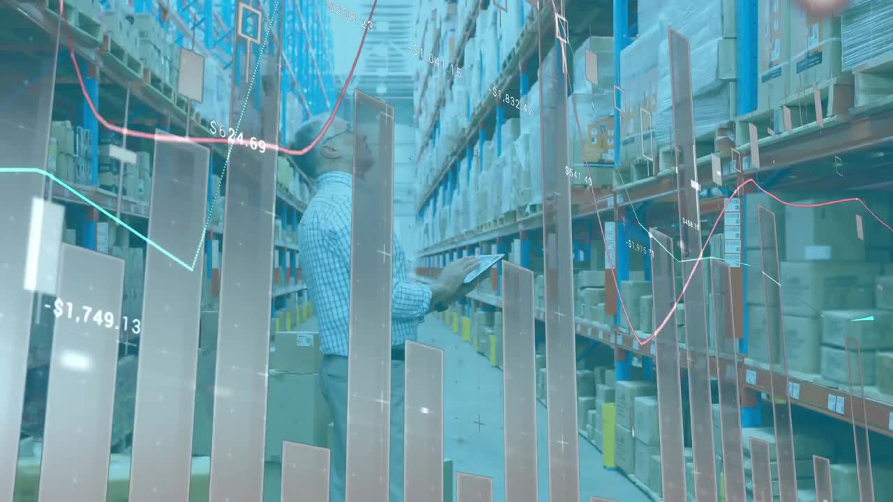 창고에서 디지털 태블릿을 사용하여 고위 남성 감독자에 대한 통계 데이터 처리