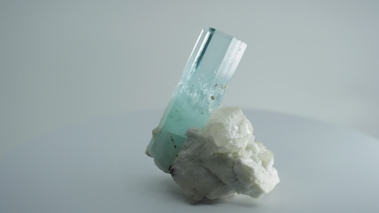 светло-голубой шестиугольный кристалл вращающийся