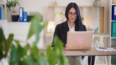 Glückliche-Frau,-Die-Von-Zu-Hause-Aus-Am-Laptop-Arbeitet