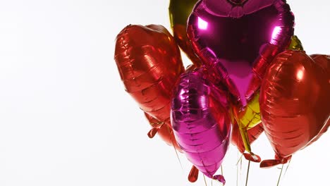 globos multicolores flotando en el aire 4k
