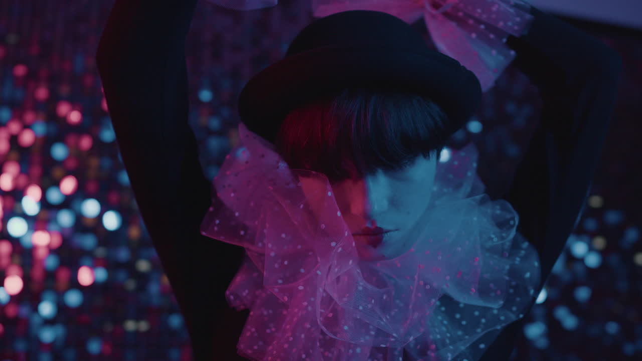 밝은 벽에 있는 젊은 여성의 클로즈업 뷰