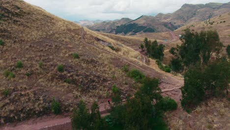 Reisende-Auf-Dem-Weg-Zur-Historischen-Stätte-Von-Huancaure,-Ruinen-Der-Altstadt-Von-Cusco,-Peru