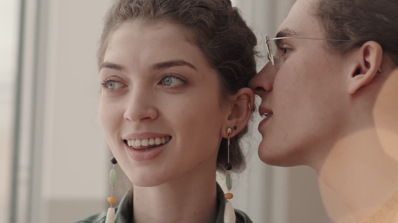 부부가 사적인 순간을 나누고 있습니다.