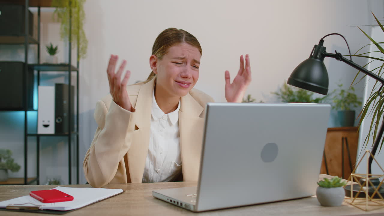 노트북으로 일하는 비즈니스 소녀는 놀랐다 갑작스러운 복권 결과 나쁜 소식 재산 손실