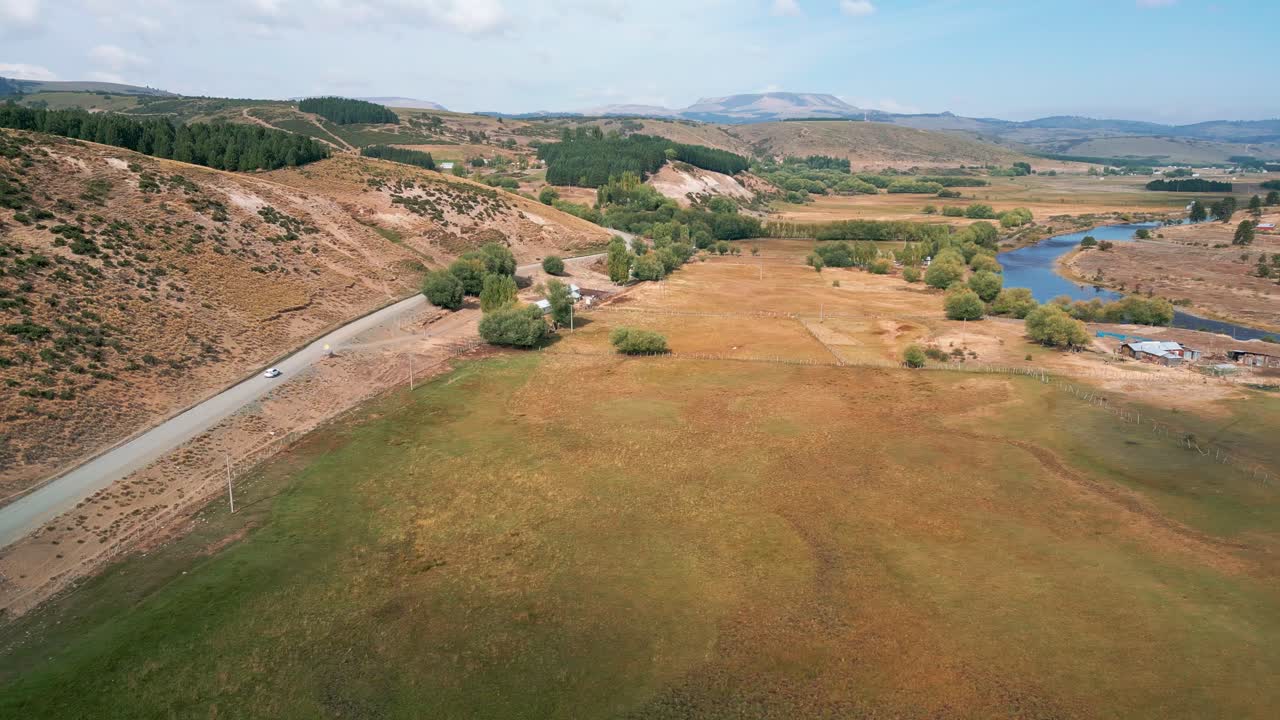 Tarlalar ve Gölet İçeren Kırsal Vadi Etrafında Yörünge. Liucura, Lonquimay, Şili.
