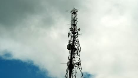 Time-lapse-5G-rooftop-antenna-with-smart-cityscape-skyline-global-communication-network